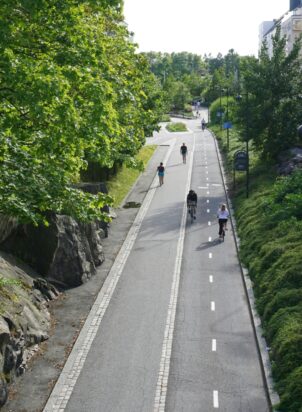 Separated cycling infrastructure, greenery, Helsinki